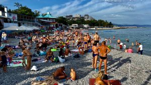 Подробнее о статье Крым. Посмотрите, сколько отдыхающих в Алуште. Бархатный сезон.